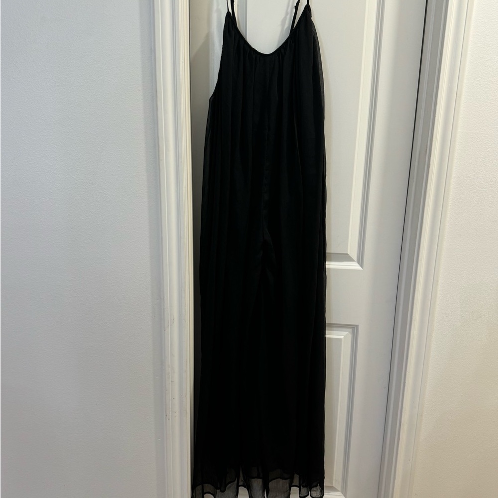 Women’s size medium jumpsuit. NWOT. Adjustable straps and so so cute.